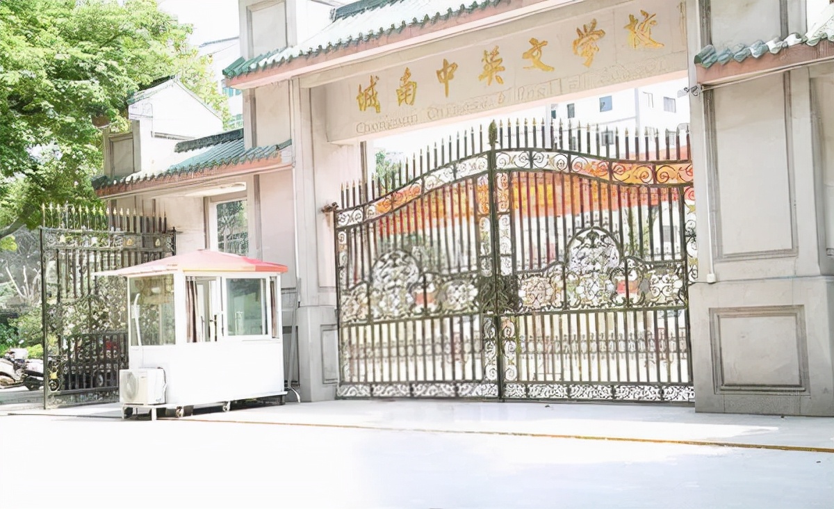 潮州城南中英文學校用的原木風格課桌椅是怎樣的？