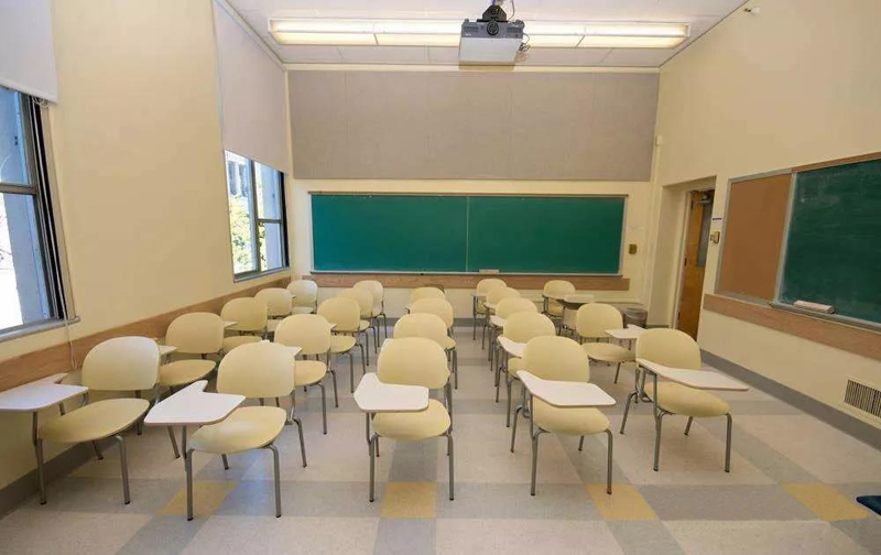 強調桌椅整齊,實際是在犧牲孩子健康